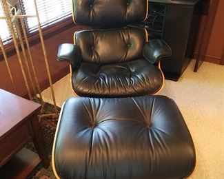 Black leather upholstered Eames lounge (670) and ottoman (671) in very good condition.