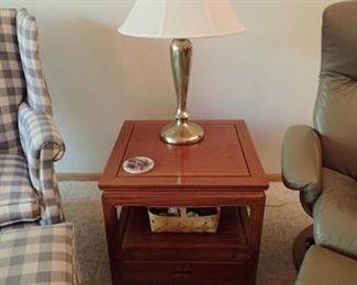 SIDE TABLE / LAMP