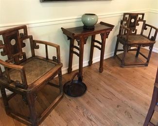 Pair Chinese hardwood arm chairs, small alter table