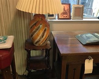 Retro lamp-accent table