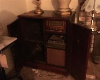 Magnavox Mahogany Cabinet Phonograph Radio 1947's-50's