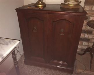 Antique Magnavox Mahogany Cabinet Phonograph Radio 1947's-50's