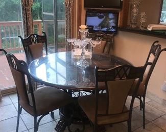 ROUND DINING TABLE W/5 CHAIRS