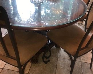 ROUND DINING TABLE W/5 CHAIRS