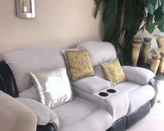 DOUBLE RECLINING CONSOLE LOVESEAT