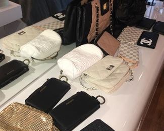 WOMEN’S HANDBAGS