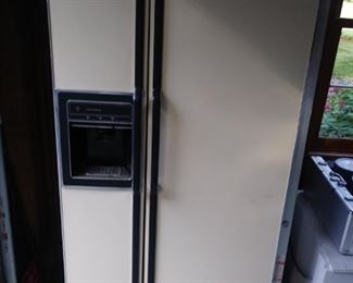 Side-by-side refrigerator freezer