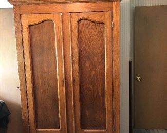 BEAUTIFUL ANTIQUE WOOD WARDROBE