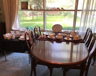 BEAUTIFUL DINING ROOM TABLE