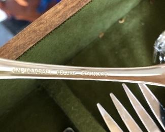 ONEIDA CRAFT DELUX FLATWARE SET