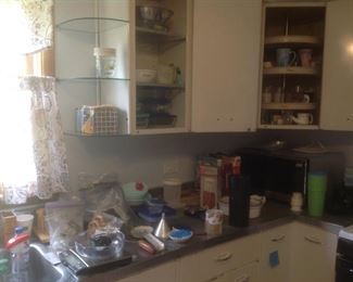Tupperware, bowls, bag clips and other kitchen items