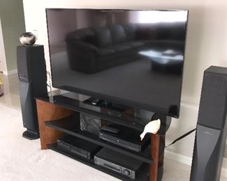 VIZIO FLATSCREEN TV SMART HDTV 60”