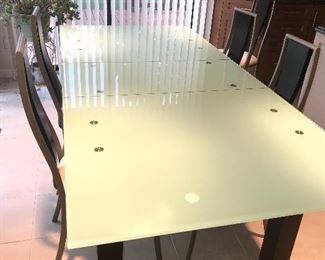 GLASS TOP KITCHEN TABLE WITH 6 CHAIRS
MAX LENGTH 85”
67”LENGTH x 39”WIDTH x 30” HEIGHT