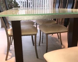 GLASS TOP KITCHEN TABLE WITH 6 CHAIRS
MAX LENGTH 85”
67”LENGTH x 39”WIDTH x 30” HEIGHT