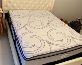 QUEEN SIZE BED WITH MATTRESS