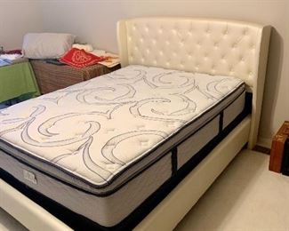 QUEEN SIZE BED WITH MATTRESS 