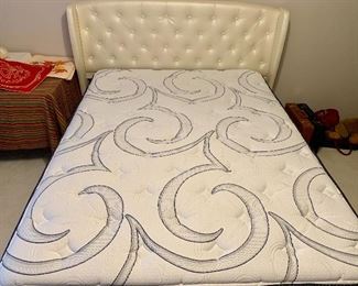 QUEEN SIZE BED WITH MATTRESS 