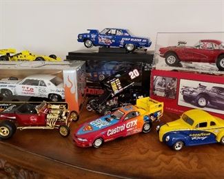 Extensive collection of 1:24 and 1:18 die cast cars