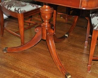 Wonderful 3 legged pedestal base!