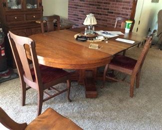 ANTIQUE ROUND OAK TABLE WITH LEAVES