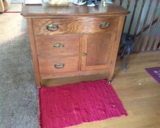 ANTIQUE OAK COMMODE