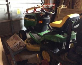 NEWER John Deere RIDING LAWN MOWER