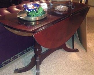 Drop leaf table