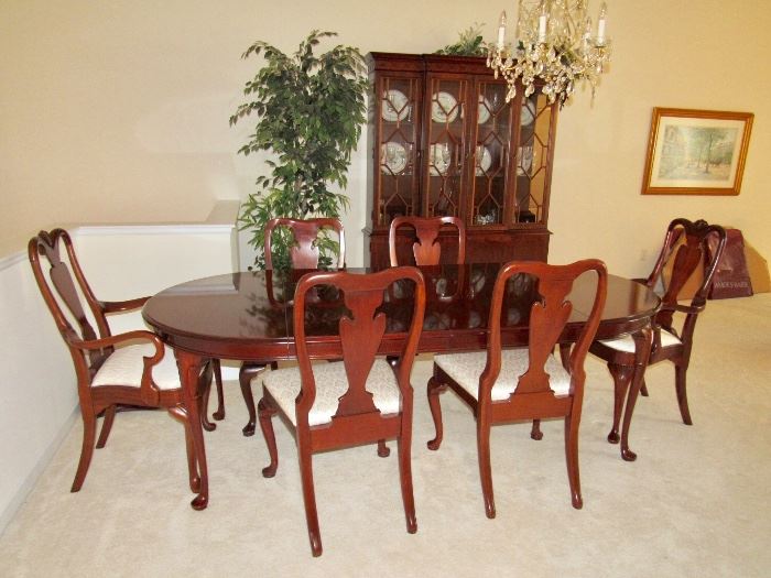 MAHOGANY QUEEN ANNE DINING ROOM SET
