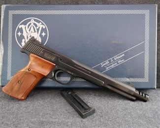 Smith & Wesson Model 41, 7-3/8" BBL, Compensator, Target sights, 2 Mags, .22LR                                                                   Perhaps one of finest target pistols ever made in it's original box!