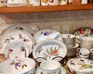 Evesham Dinnerware by Royal Worcester (Lots of pieces)