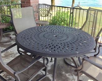 Round Patio Dining Table w/4 Swivel Chairs