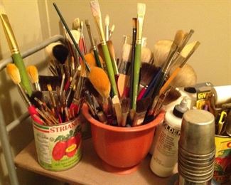 Numerous natural bristle paint brushes
