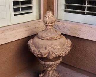 Large gorgeous urn. The lid opens up.