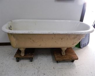 Claw foot tub