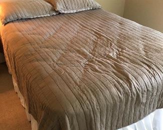 FULL BED - MATTRESS SET AND LINENS - LIKE NEW