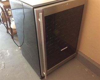 Wine refrigerator 