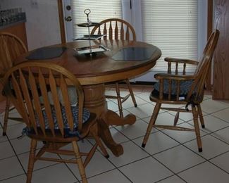Oak kitchen table with 4 chairs, one leaf