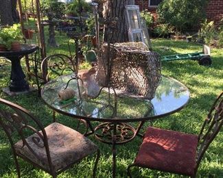 More great garden furniture, lots of decoration items