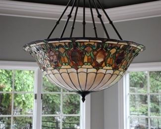 Beautiful hanging Tiffany style light fixture