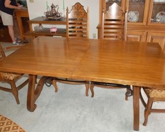 Stunning Drexel Dining room table with 6 high back chairs, 40"W x  68"L   x 28"H
