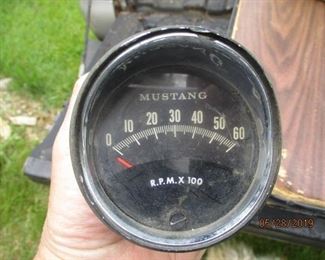 MUSTANG tach