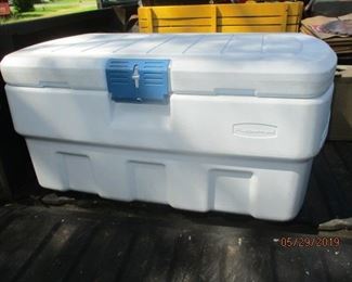 Rubbermade fish cooler 105 qts 2 ltrs stand up