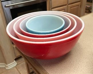 Vintage Pyrex mixing bowls