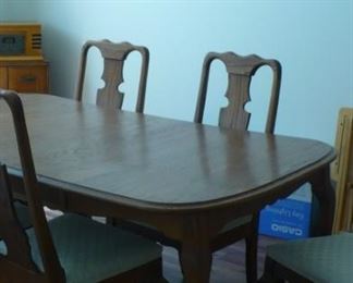 OAK DINING SET WITH 6 CHAIRS AND 2 LEAVES NICE
