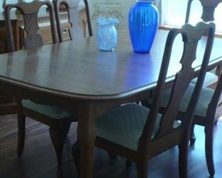 OAK DINING SET WITH 6 CHAIRS AND 2 LEAVES