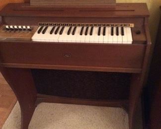 Magnus Electric Chord Organ