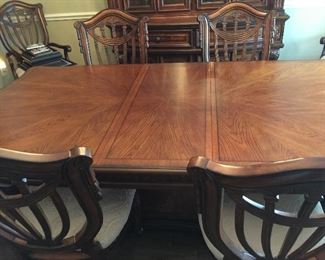 GORGEOUS CARVED WOOD DING TABLE WITH 6 CHAIRS