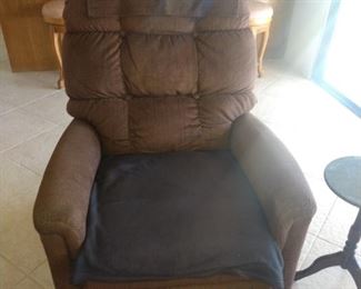 PERFECT condition power lift reclining chair!