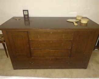 Great dresser OR buffet!
Has a few Rustic Farmhouse look!