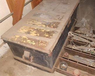 Neat old chest, with double stacks inside.
